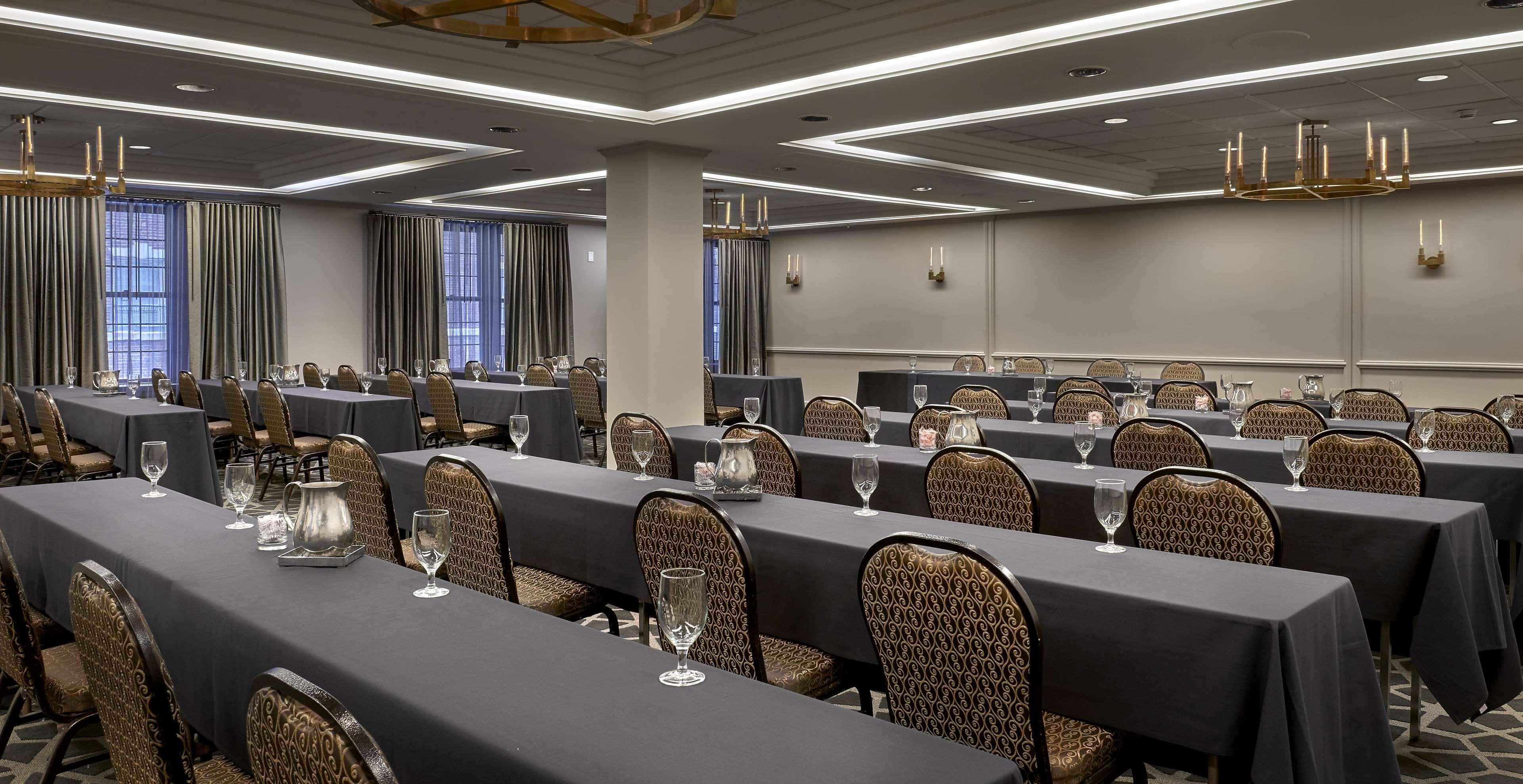 Hotel Phillips Kansas City, Curio Collection By Hilton Exterior photo