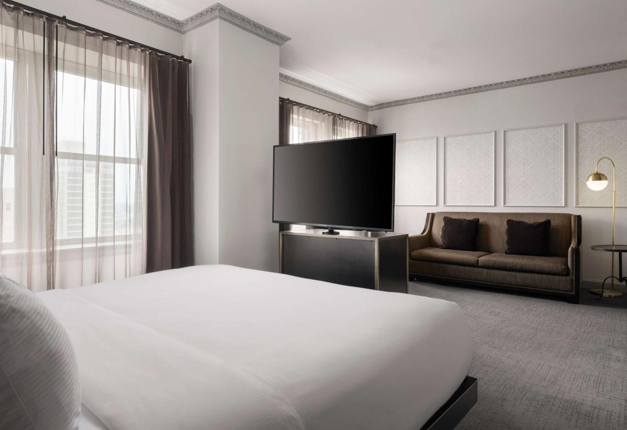 Hotel Phillips Kansas City, Curio Collection By Hilton Exterior photo